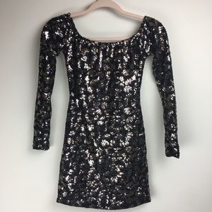 🛍 Motel Rocks Off Shoulder Sequin LS Dress